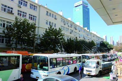 十余輛電車集體趴窩堵癱十字路口 線路短路 十余輛電車集體趴窩堵癱十字路口 線路短路