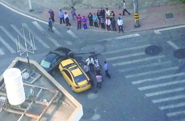 青島海口路兩車相撞 懷胎9月孕婦被卡住 青島海口路兩車相撞 懷胎9月孕婦被卡住