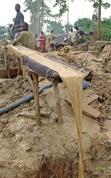 加納軍警槍殺中國16歲淘金者 拘捕百余中國人 加納軍警槍殺中國16歲淘金者 拘捕百余中國人