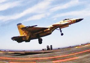 殲-15艦載戰斗機已在“遼寧艦”上實現觸艦復飛。