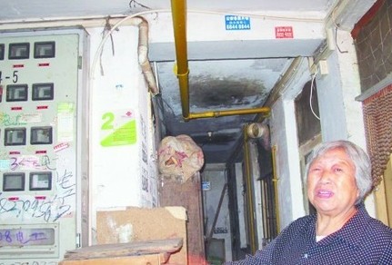 青島小區48個單元供熱獨剩1個 管道鋪設難