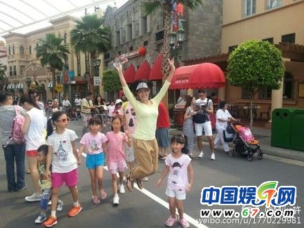 小S曬三個(gè)女兒可愛(ài)床頭照