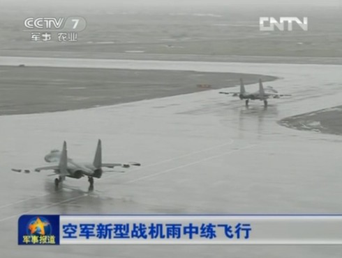 空軍新型飛機雨中飛行訓練照曝光 隊列整齊震撼