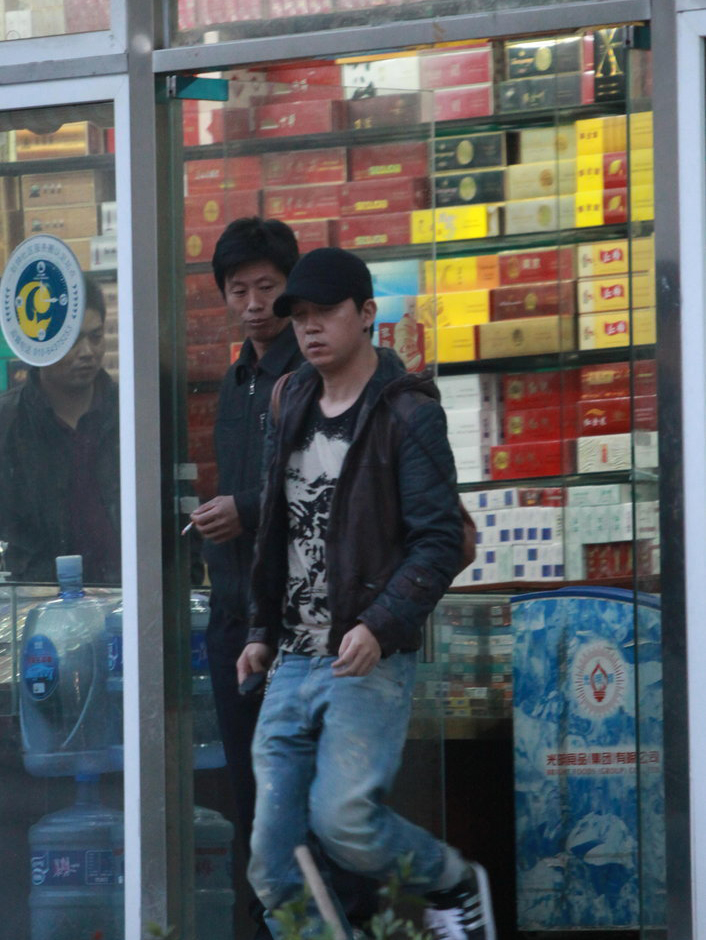 潘粵明董潔離婚后首現身 潘粵明獨自吃飯表情陰郁