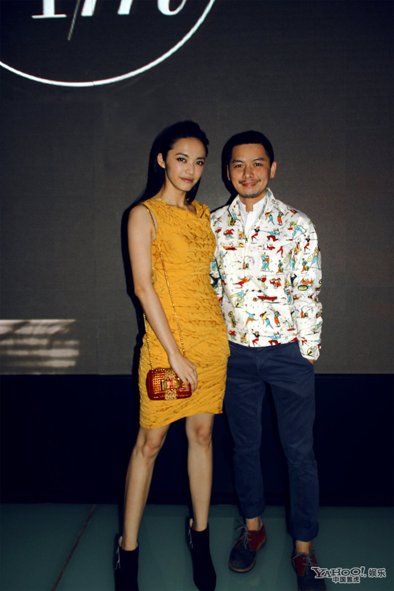 姚晨明黃短裙秀長腿艷壓群星 表情冷艷氣場強(qiáng)