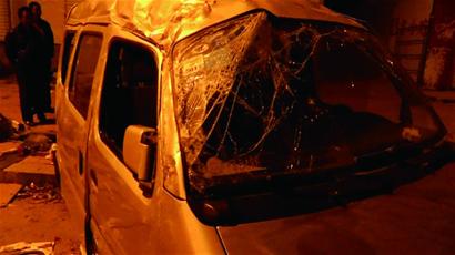 凌晨本田發飆面包車遭殃 被撞散成零件