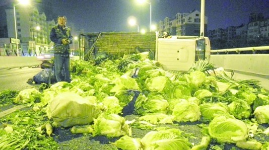 貨車撞上隔離墩側翻