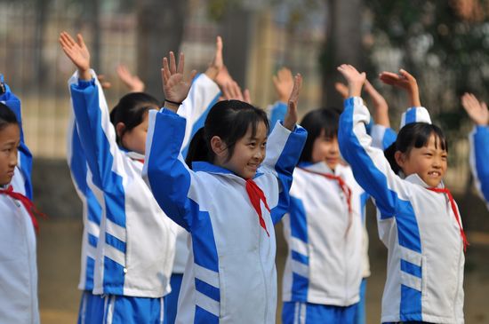 青青島網友為即墨希望小學捐贈圖書室