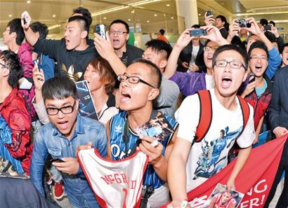 麥蒂抵達(dá)青島千人狂熱接機 麥蒂抵達(dá)青島千人狂熱接機