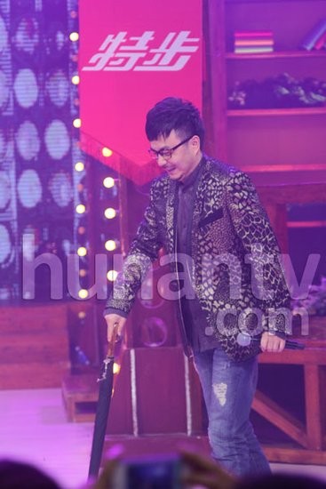 汪涵貪嘴右腿痛風(fēng)復(fù)發(fā) 連續(xù)兩天拄拐杖錄節(jié)目 汪涵貪嘴右腿痛風(fēng)復(fù)發(fā) 連續(xù)兩天拄拐杖錄節(jié)目