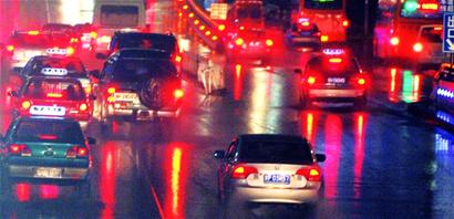 小雨淋癱市區交通 各主干道路堵嚴重