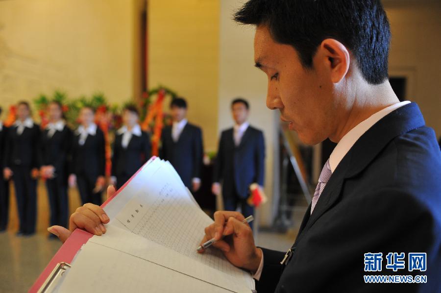 (走基層·迎接十八大)(2)西柏坡:紀念館講解員夫妻的幸福生活 (走基層·迎接十八大)(2)西柏坡:紀念館講解員夫妻的幸福生活