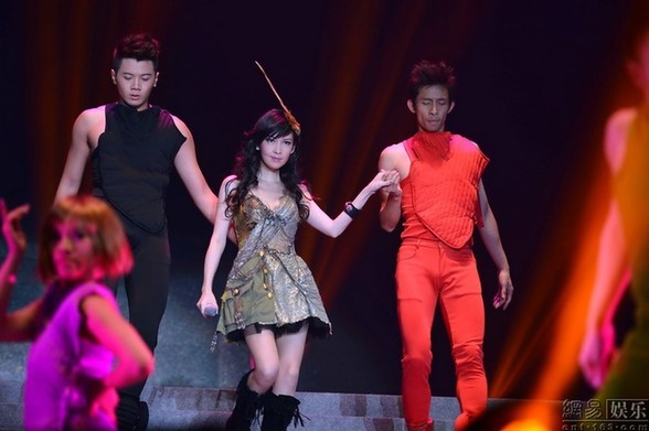 不老玉女周慧敏小短裙不輸90后 深V秀事業線