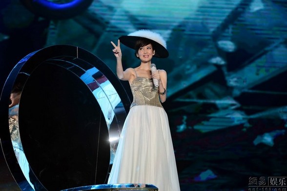 不老玉女周慧敏小短裙不輸90后 深V秀事業線