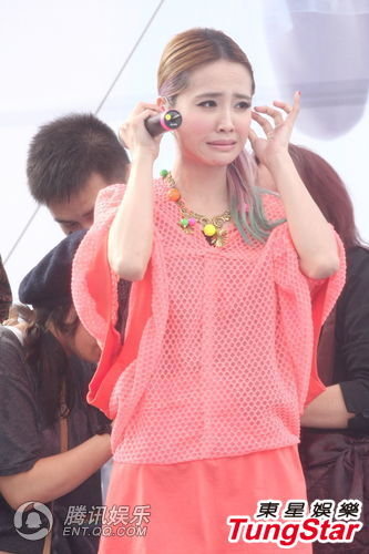 蔡依林濕身與粉絲共舞 獻唱尷尬忘詞現丑態