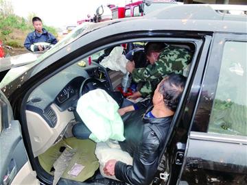 青蘭高速昨發(fā)車禍3人受傷 越野車嚴(yán)重變形 青蘭高速昨發(fā)車禍3人受傷 越野車嚴(yán)重變形