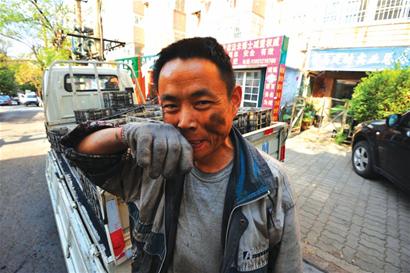 現代賣炭翁:挑百斤煤一口氣爬5樓 青島不到50人