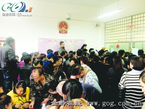 小小的婚姻登記處,擠滿了要離婚的人。 小小的婚姻登記處,擠滿了要離婚的人。