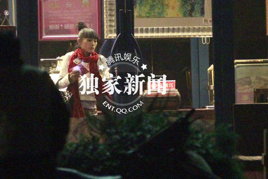 艷星白靈藍燕約會當眾玩親親 同性戀情疑曝光