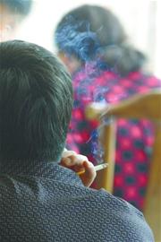 三手煙危害甚過二手煙 網吧嗆到難睜眼食客邊吃飯邊抽