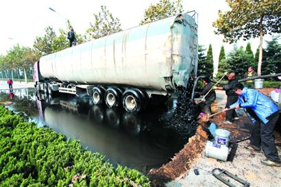 青島2油罐車(chē)追尾10噸原油泄露 路變百米黑河