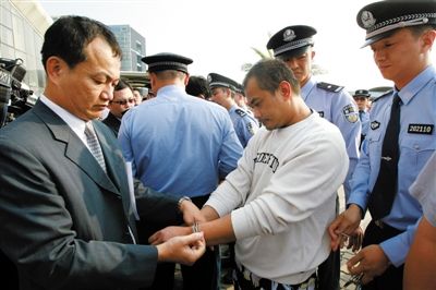 昨日，兩地警方換械移交犯罪嫌疑人儀式現場。