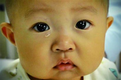 雪夜撿回女嬰當親閨女 為治病傾家蕩產