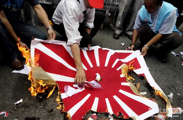 臺(tái)保釣人士在日駐臺(tái)機(jī)構(gòu)前抗議 焚太陽(yáng)旗丟死魚(yú)