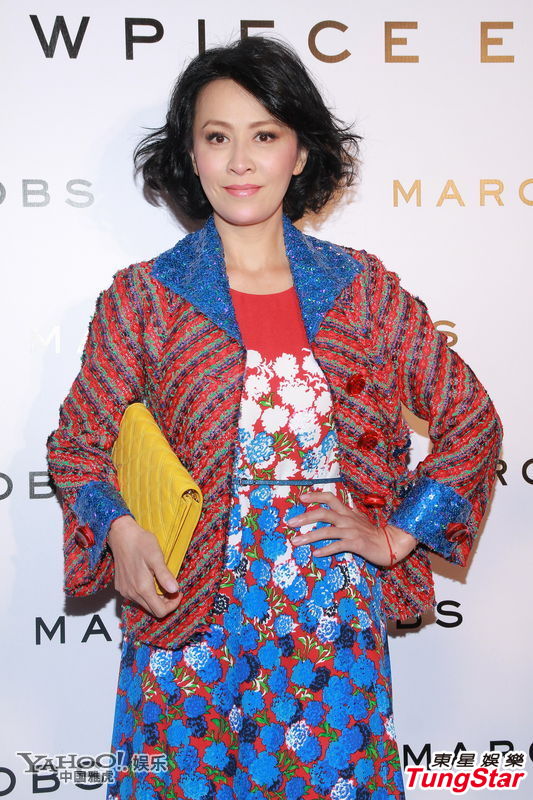 劉嘉玲一襲紅藍碎花裙現身 女王氣勢不減