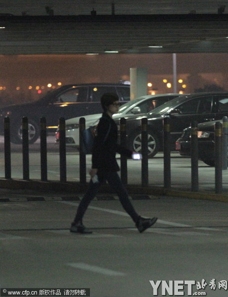 孫儷無鄧超陪伴獨自現身抵上海 深夜變手機控查崗