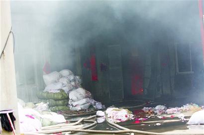 丟個煙頭下腳料火冒三丈 一里地外能聞怪味 丟個煙頭下腳料火冒三丈 一里地外能聞怪味
