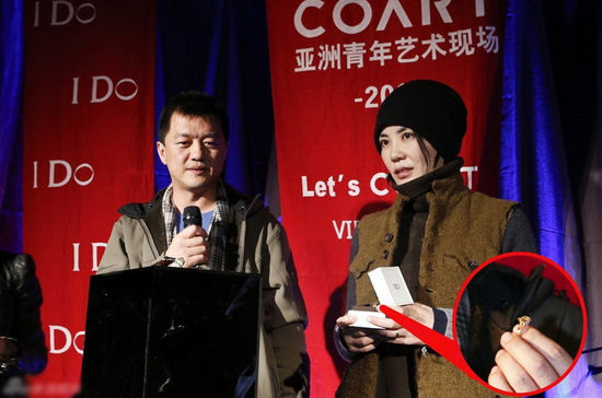 王菲收李亞鵬三克拉鉆戒驚愕 當眾摸大腿顯恩愛