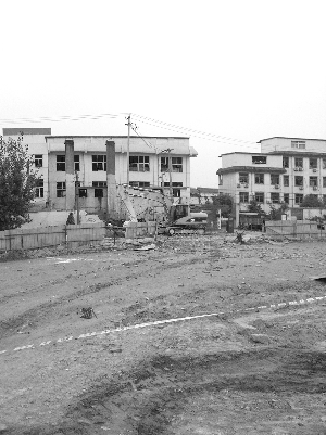 黃山外國語學校鍋爐爆炸現(xiàn)場一片狼藉