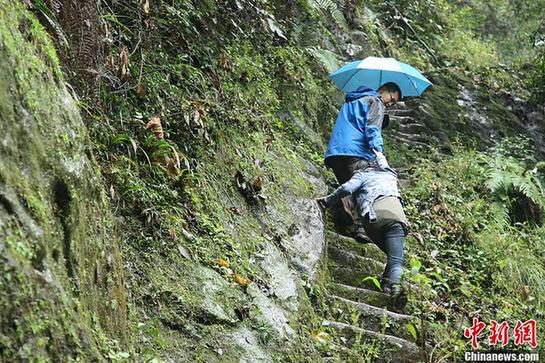 “愛情天梯”女主人公葬禮:白色玫瑰鋪滿天梯 “愛情天梯”女主人公葬禮:白色玫瑰鋪滿天梯