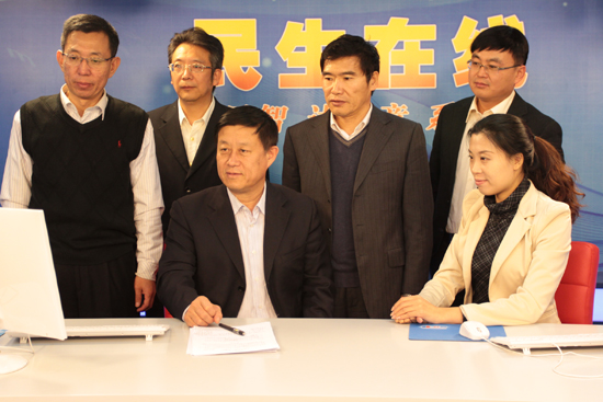 青島市人力資源和社會保障局副局長耿成亮(一排左一)與網民在線交流 (攝影 周琦) 青島市人力資源和社會保障局副局長耿成亮(一排左一)與網民在線交流 (攝影 周琦)