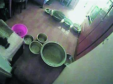 青島新婚小夫妻忘關水龍頭淹兩層鄰居 平時不來往 青島新婚小夫妻忘關水龍頭淹兩層鄰居 平時不來往