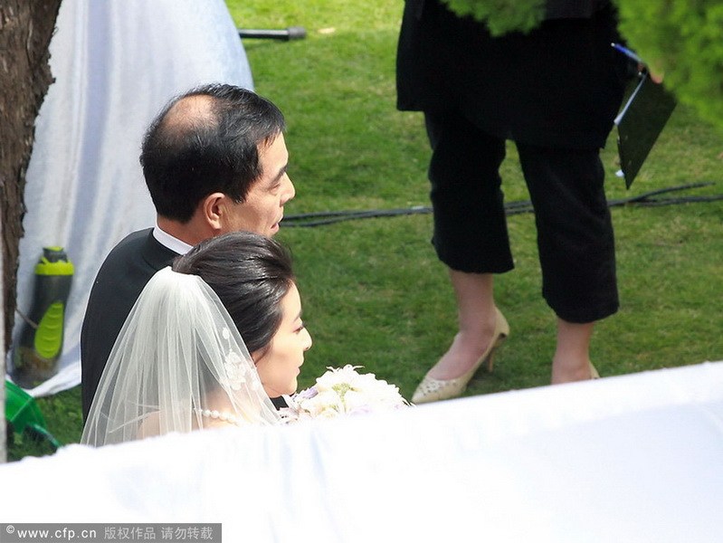 郭晶晶、霍啟剛注冊結婚 郭晶晶父母現身吳敏霞領銜伴娘團