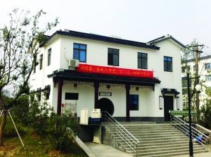 如果不是門前的標牌，很多人都會把這個公廁當(dāng)作一幢別墅。蔣文龍 攝