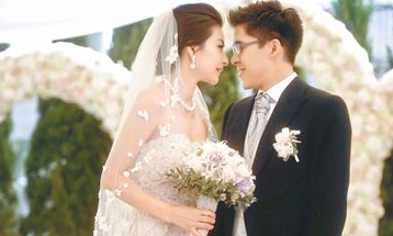 剛晶在親友見證下簽紙，正式成為夫妻