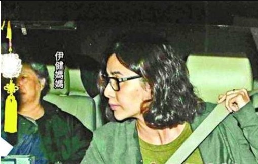 鄭伊健否認婚訊 對蒙嘉慧手上戒指不知情
