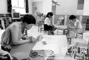 浙江一所幼兒園內，老師們裝扮教室，迎接小朋友們到來。