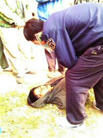 兇猛三輪撞飛摩托10米 小伙昏厥路中央 兇猛三輪撞飛摩托10米 小伙昏厥路中央