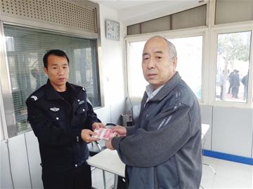 現金取兩萬衣袋沒底漏一半 現金取兩萬衣袋沒底漏一半