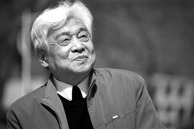 中國傳媒大學(xué)播音主持藝術(shù)學(xué)院前任院長、76歲的中國播音界泰斗張頌,因食道癌晚期醫(yī)治無效,于昨日在北京去世。 宋佳音 攝