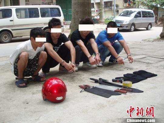 茂名5歹徒持刀與警方囂張對峙 茂名5歹徒持刀與警方囂張對峙