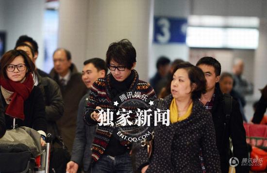 劉謙攜嫩模女友王希怡回京 機場瞄辣妹女友吃醋
