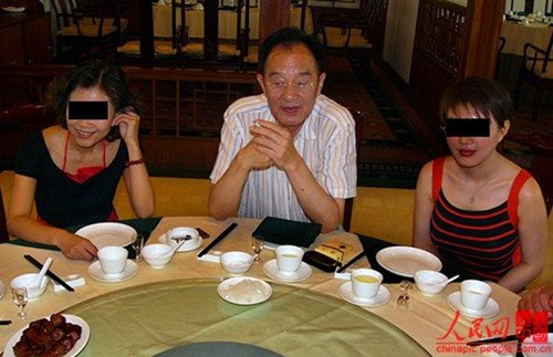 張賢亮和美女照片(嚴建設攝) 張賢亮和美女照片(嚴建設攝)