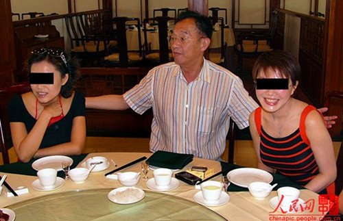 張賢亮和美女照片(嚴建設攝)