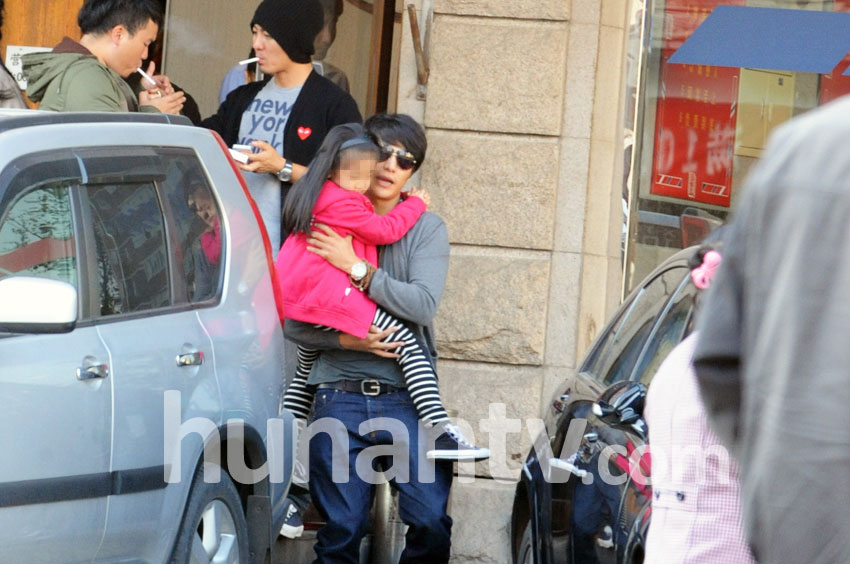 陳坤同家人吃飯父愛大爆發(fā) 抱小蘿莉秀親密