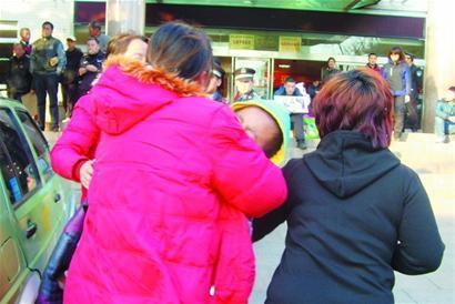 青島兩齡童玩劍戳傷眼的哥狂飆送醫 民警接力開道